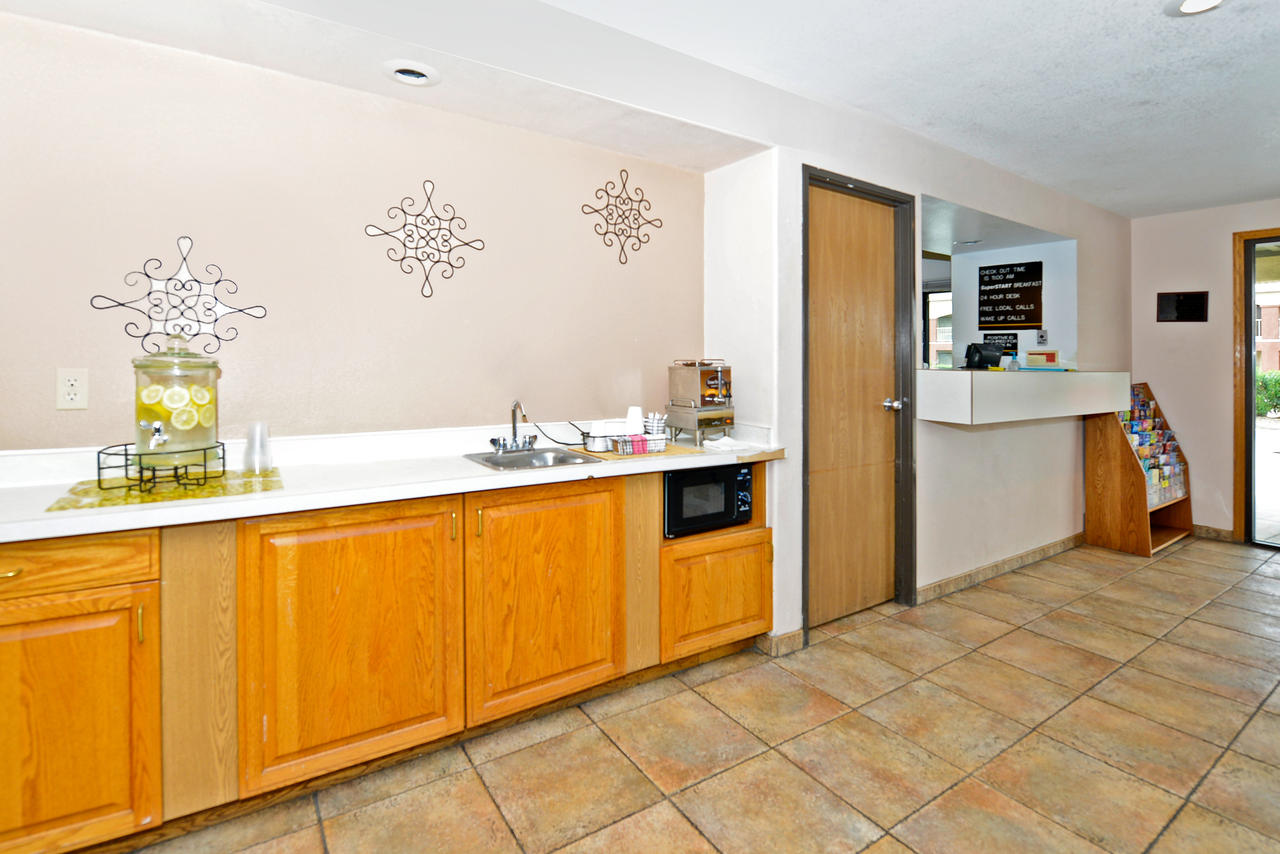 Super 8 By Wyndham Blythe - thumb 17