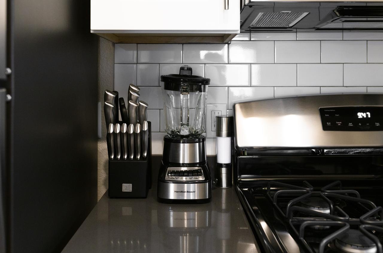 Modern 3 Bedroom Apt Minutes To Airport - thumb 16