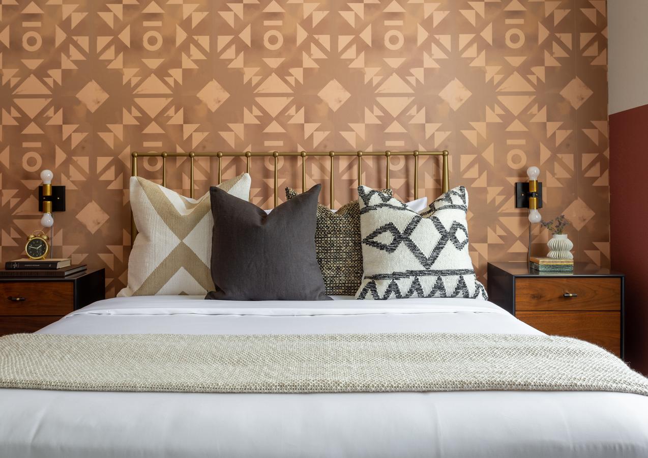 Modern 3 Bedroom Apt Minutes To Airport - thumb 8