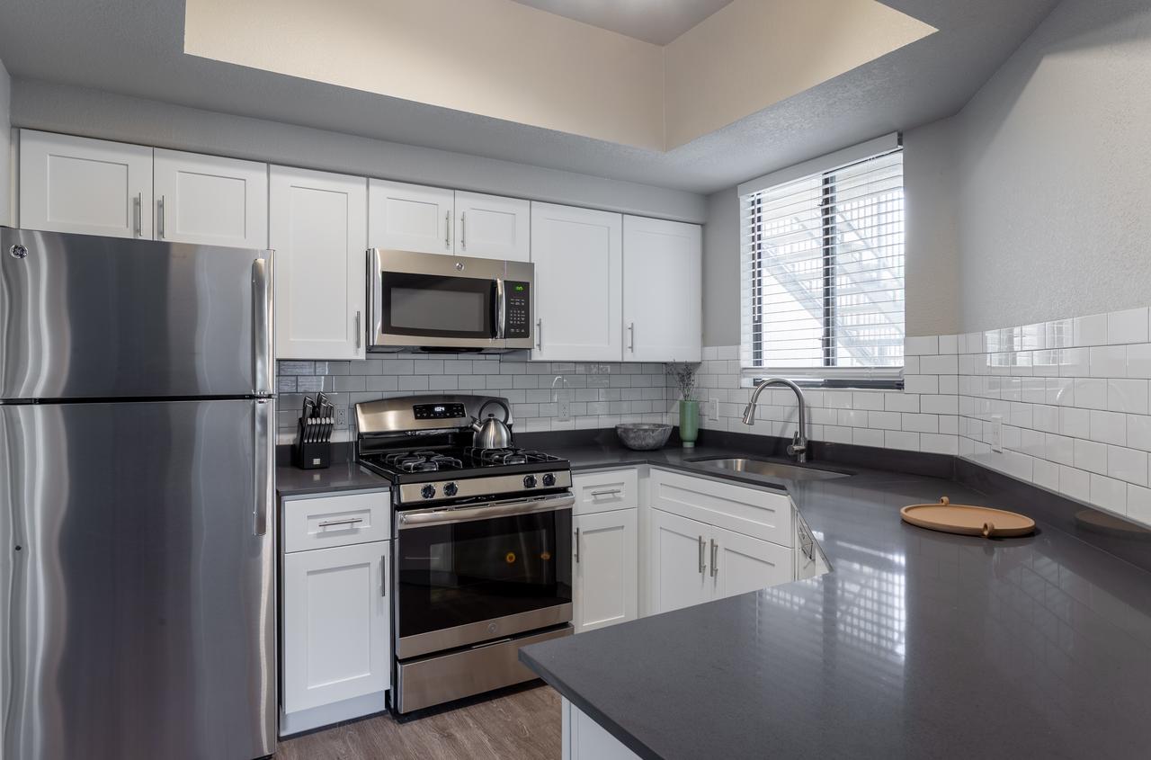 Modern 3 Bedroom Apt Minutes To Airport - thumb 13