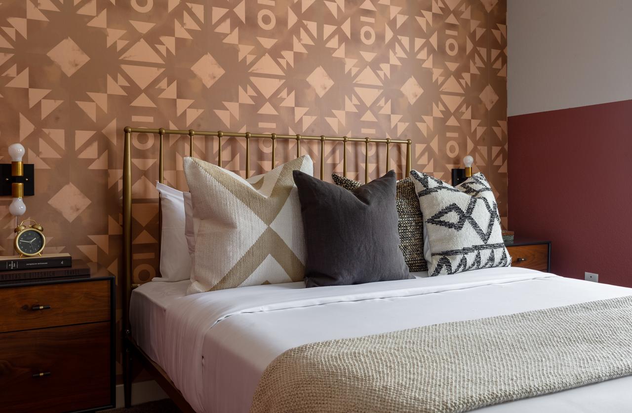 Modern 3 Bedroom Apt Minutes To Airport - thumb 18