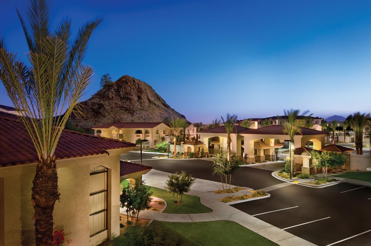 Modern 3 Bedroom Apt Minutes To Airport - thumb 5