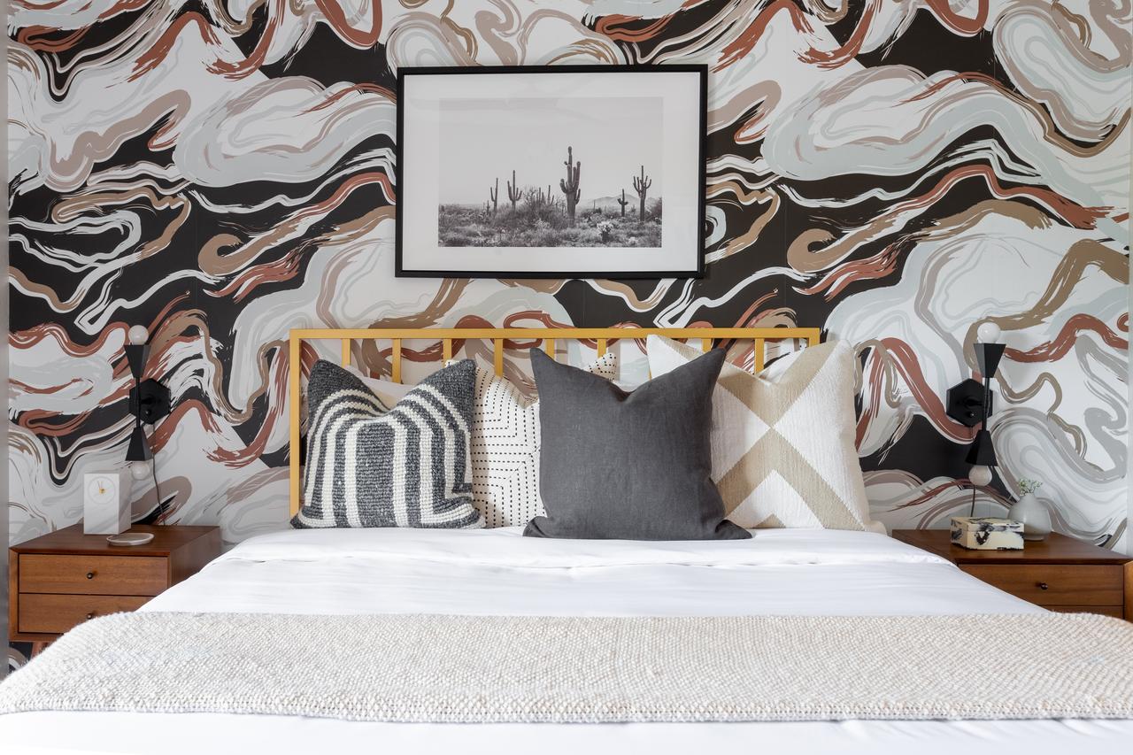 Modern 3 Bedroom Apt Minutes To Airport - thumb 0