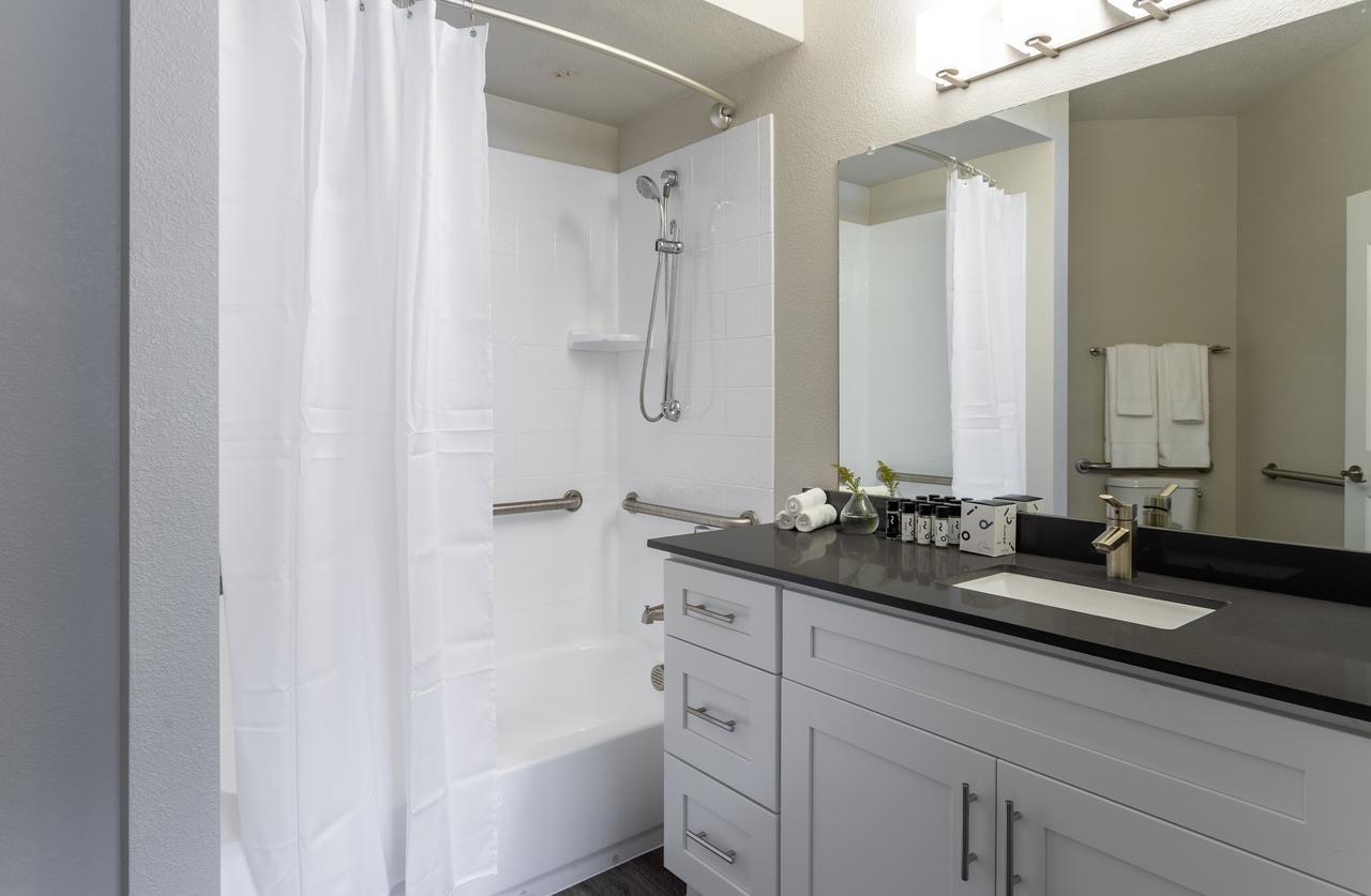 Modern 3 Bedroom Apt Minutes To Airport - thumb 21