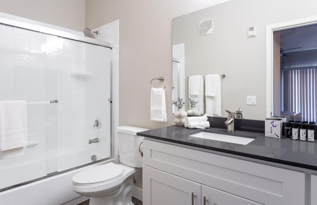 Modern 3 Bedroom Apt Minutes To Airport - thumb 23