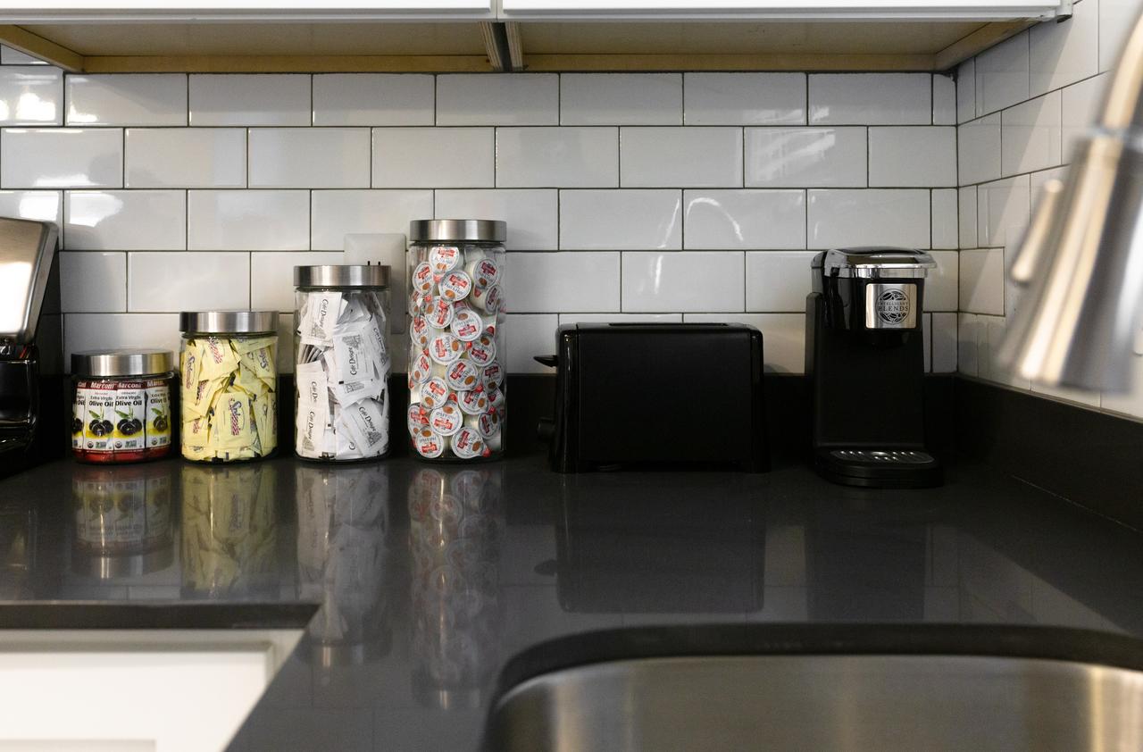 Modern 3 Bedroom Apt Minutes To Airport - thumb 7