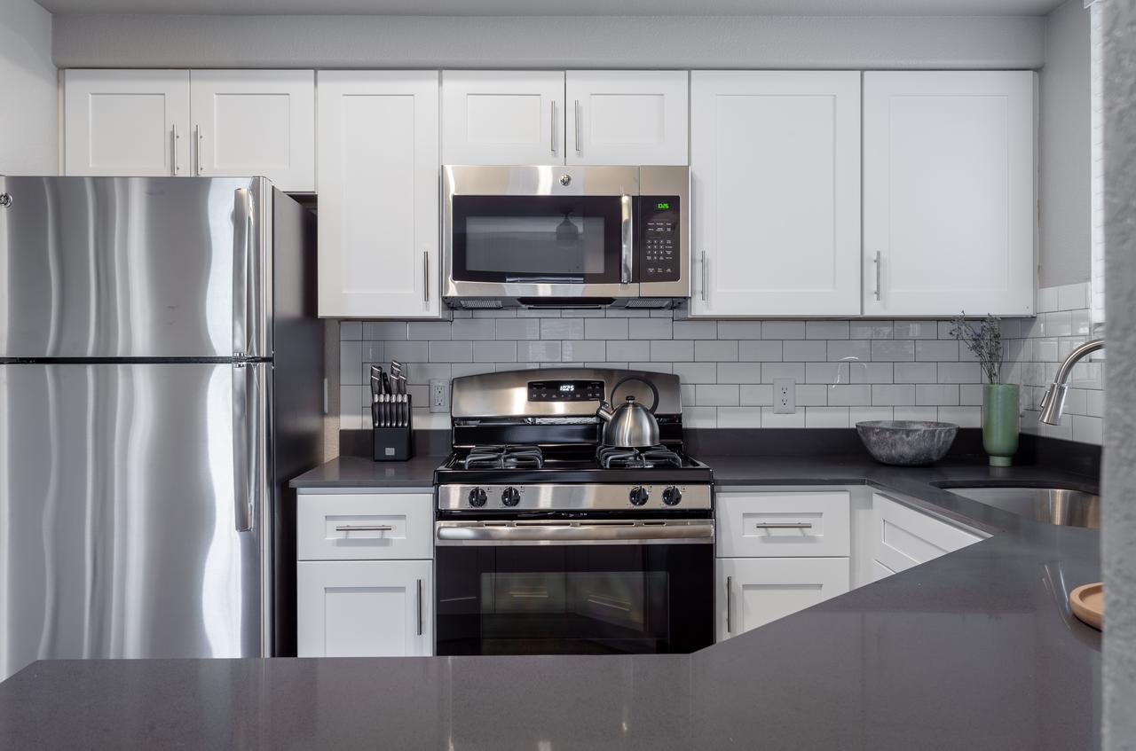 Modern 3 Bedroom Apt Minutes To Airport - thumb 27