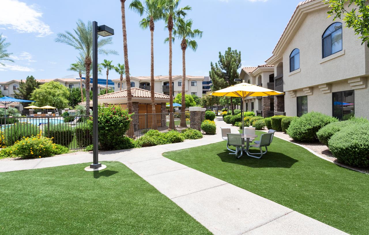 Modern 3 Bedroom Apt Minutes To Airport - thumb 22