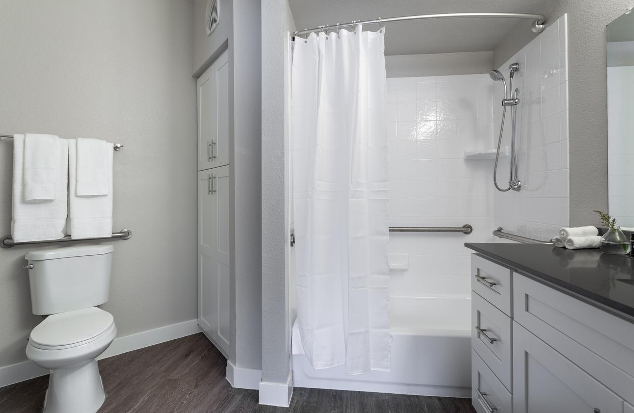 Modern 3 Bedroom Apt Minutes To Airport - thumb 17