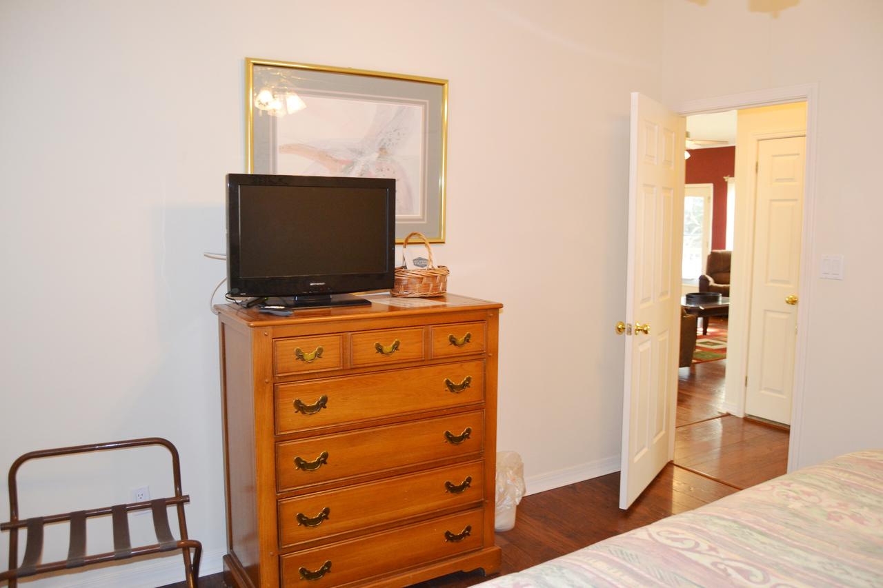 Lake Balboa Area Home 9 - thumb 19
