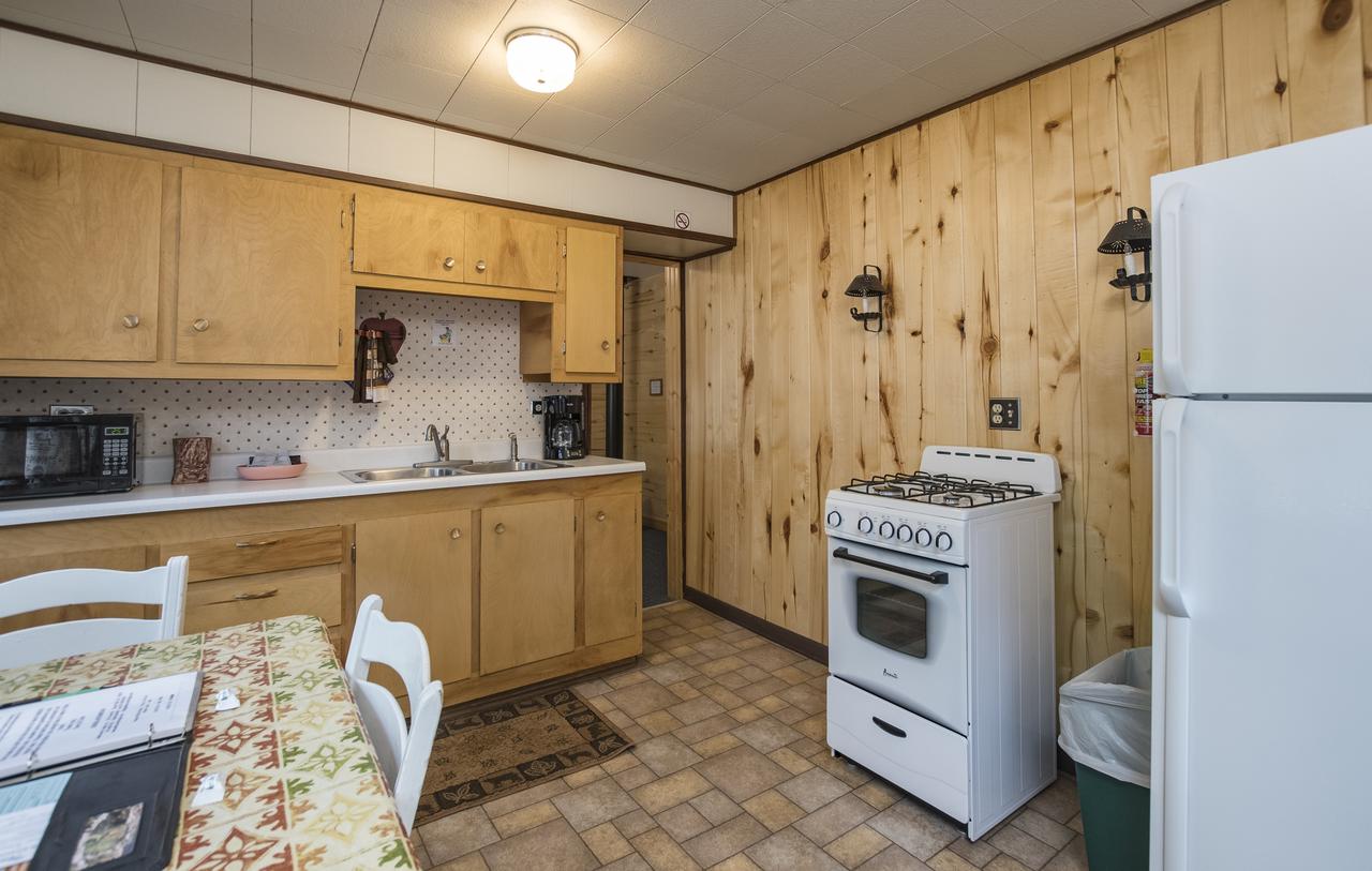 Swiftcurrent Lodge - thumb 2