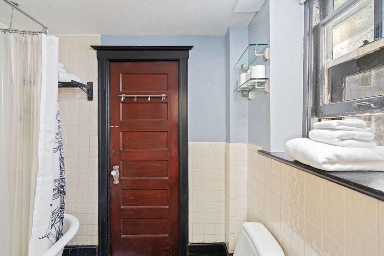 Capitol Hill Den - thumb 2