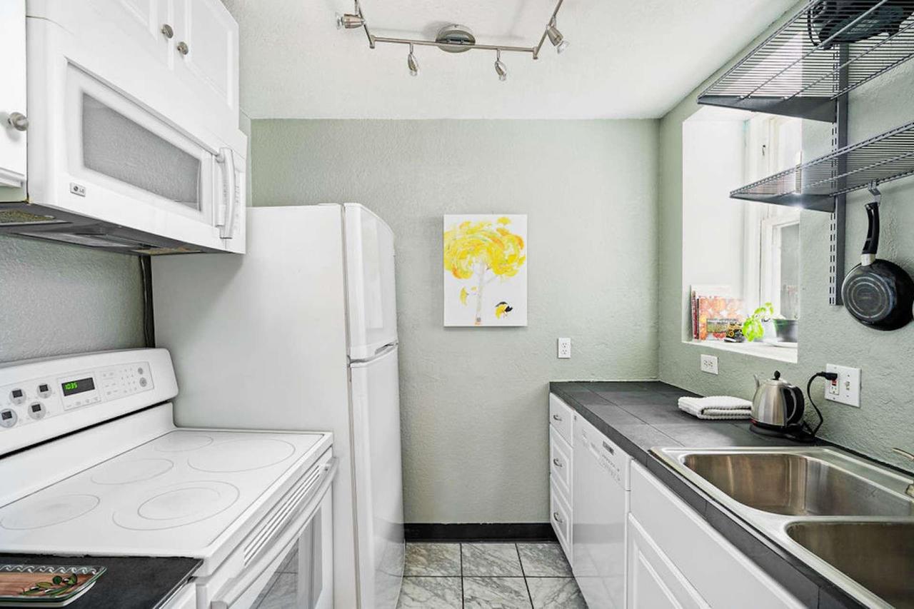 Capitol Hill Den - thumb 1