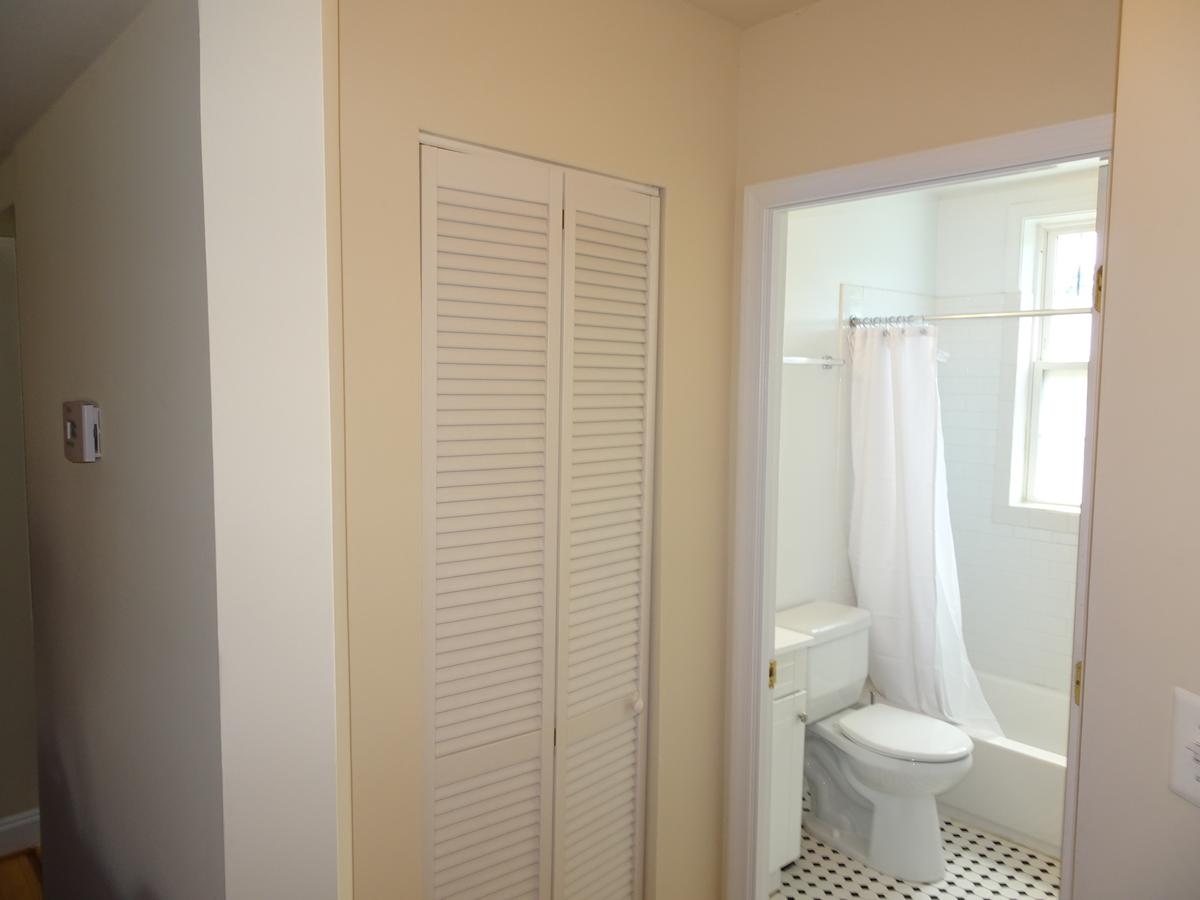 Affordable 2bdrm Home-FREE Designated Parking - thumb 20