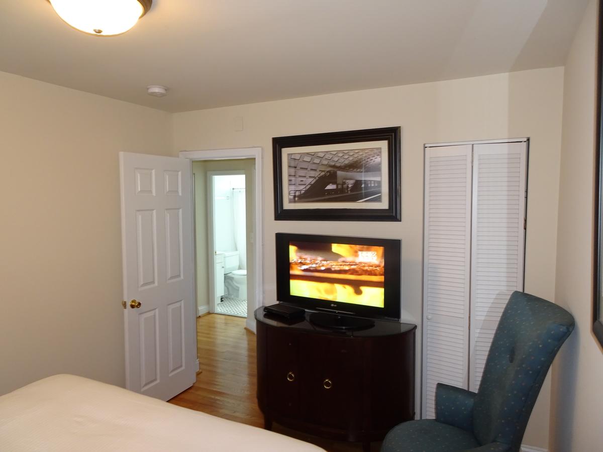 Affordable 2bdrm Home-FREE Designated Parking - thumb 25