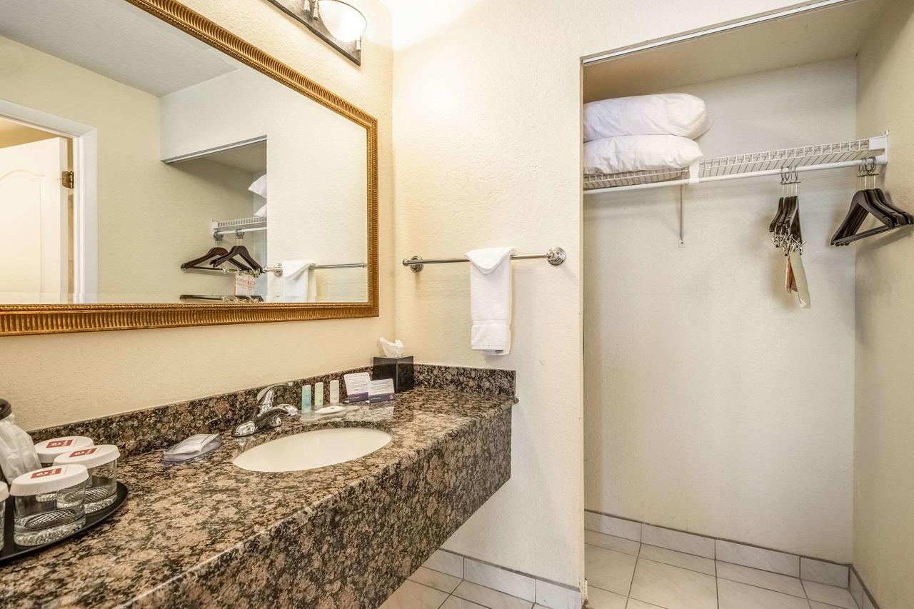 Clarion Inn & Suites Clearwater - thumb 9