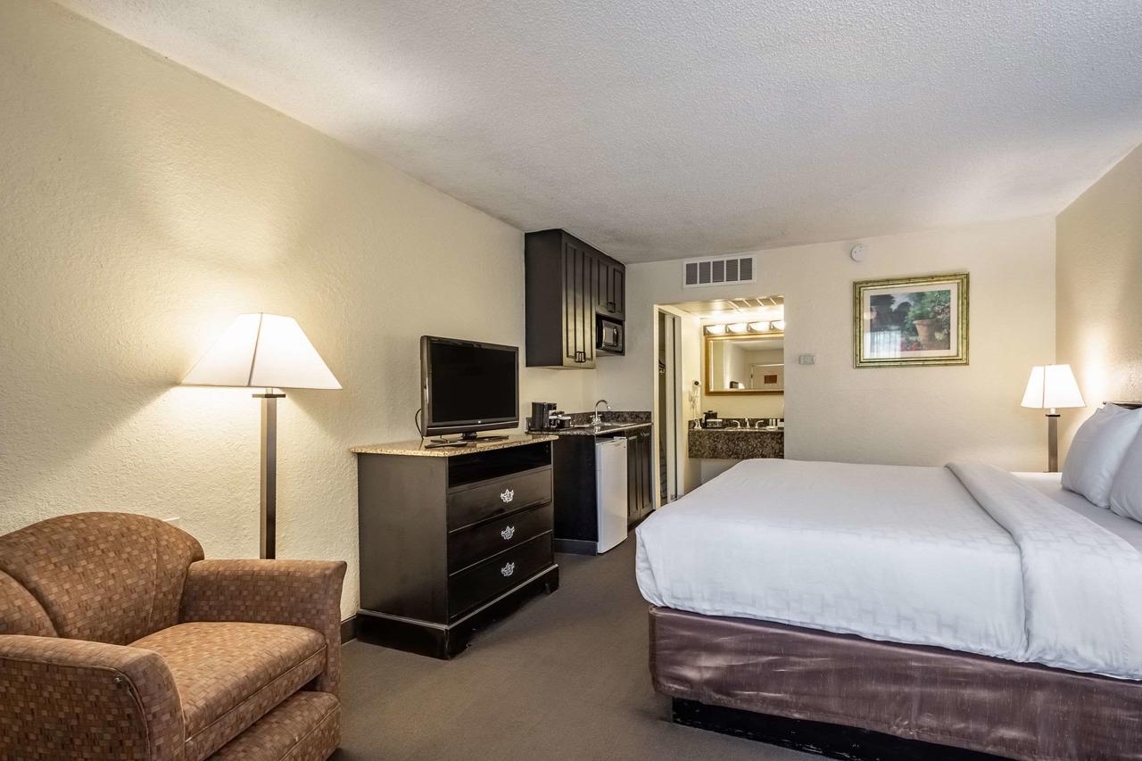 Clarion Inn & Suites Clearwater - thumb 19