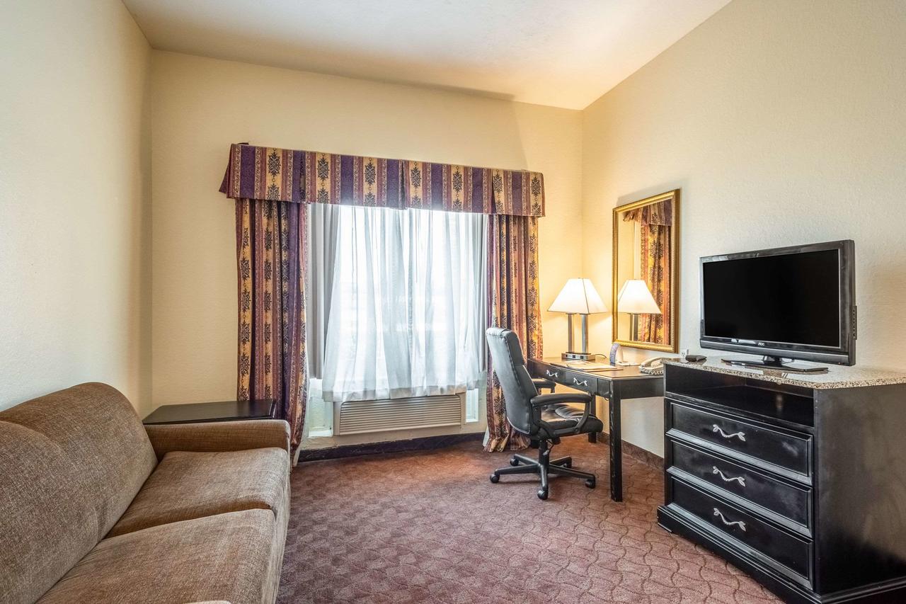 Clarion Inn & Suites Clearwater - thumb 28
