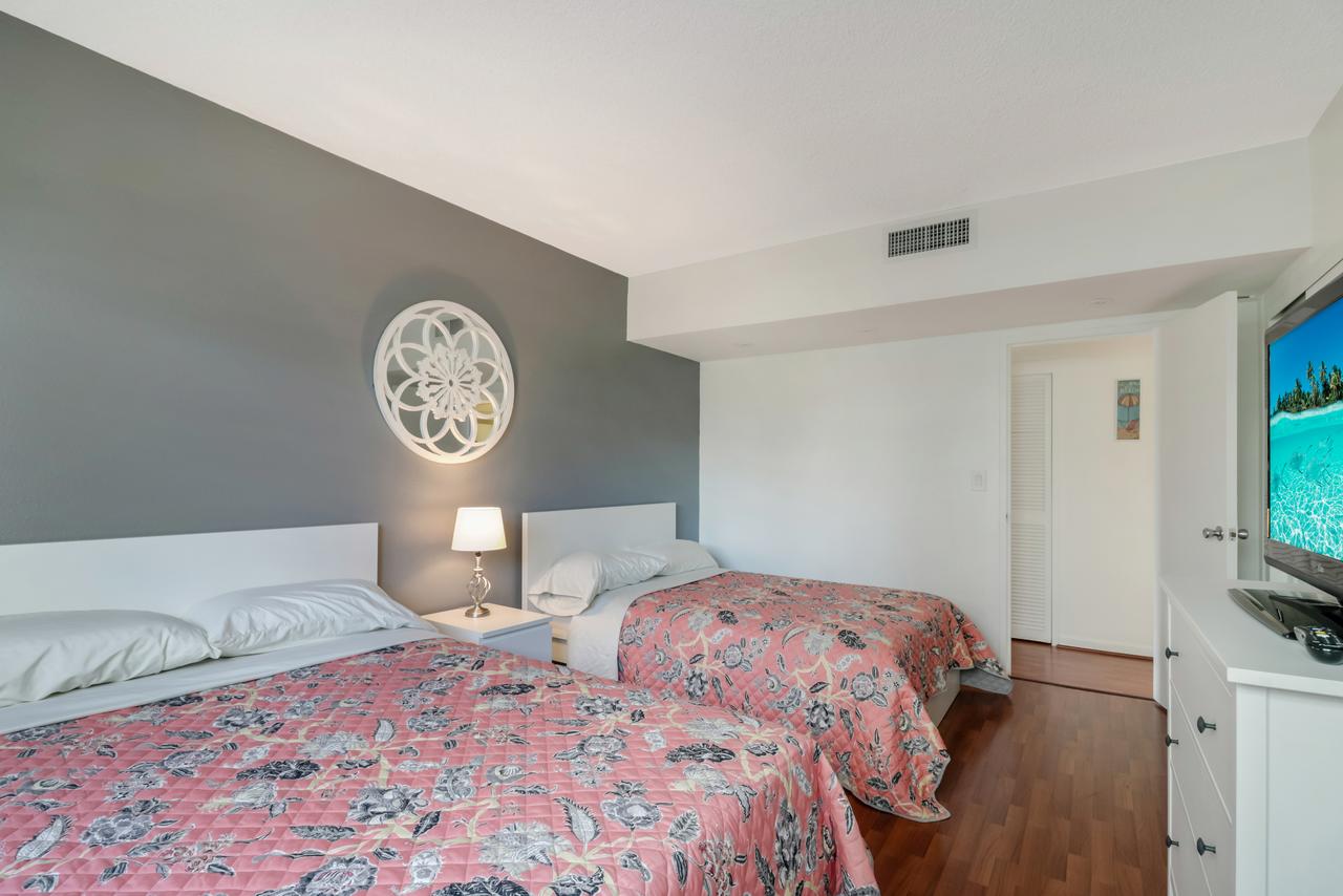 2BEDS 2BATHS APARTMENT ON THE BEACH! - thumb 7