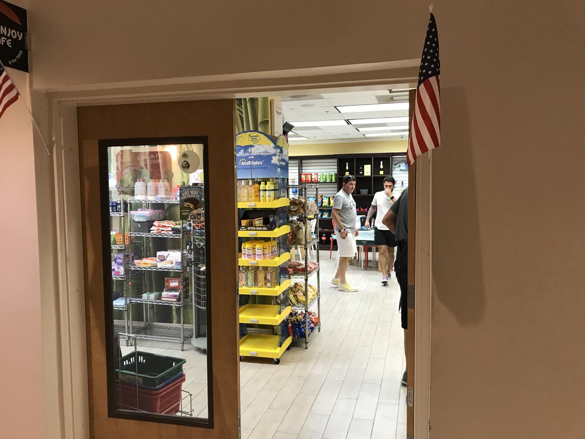 2BEDS 2BATHS APARTMENT ON THE BEACH! - thumb 17