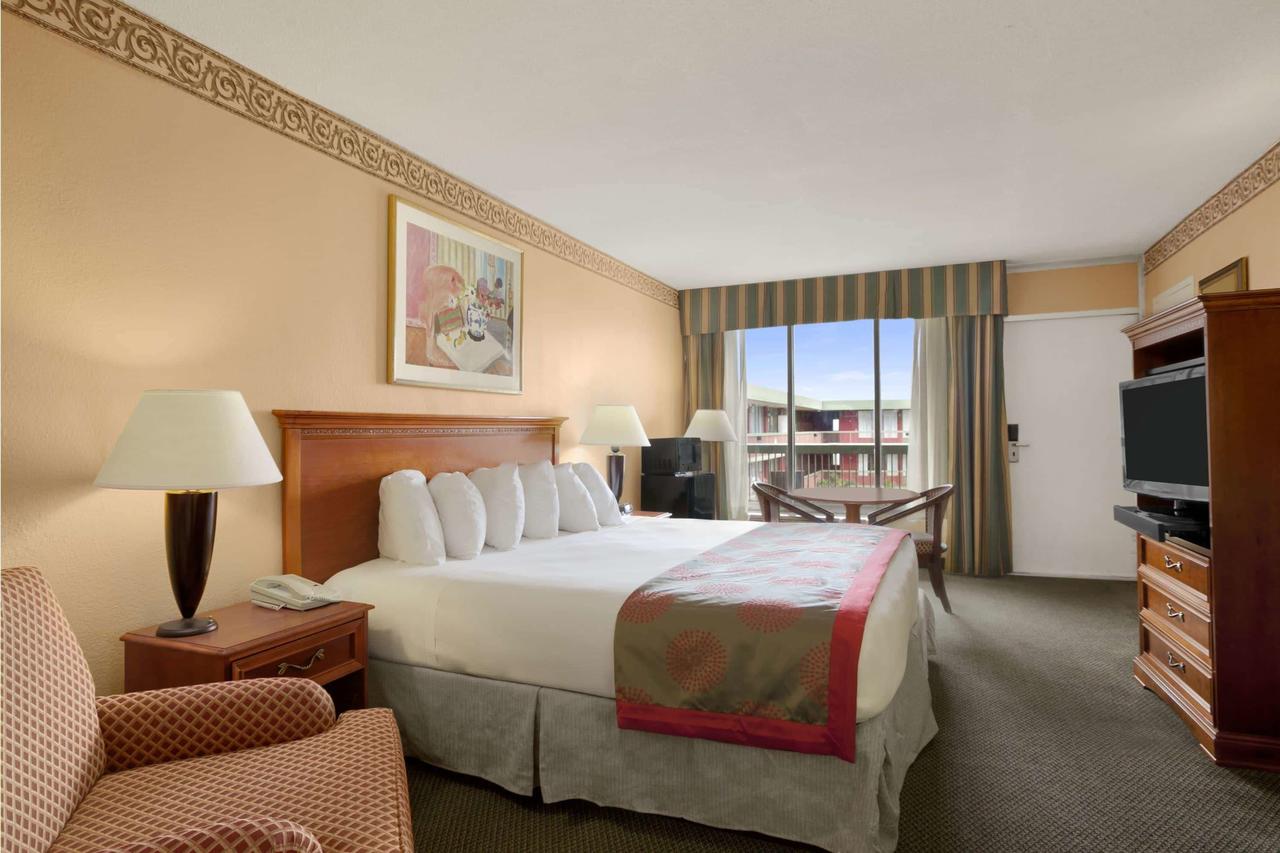 Ramada By Wyndham Hollywood Downtown - thumb 31