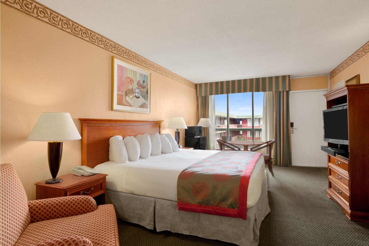 Ramada By Wyndham Hollywood Downtown - thumb 11