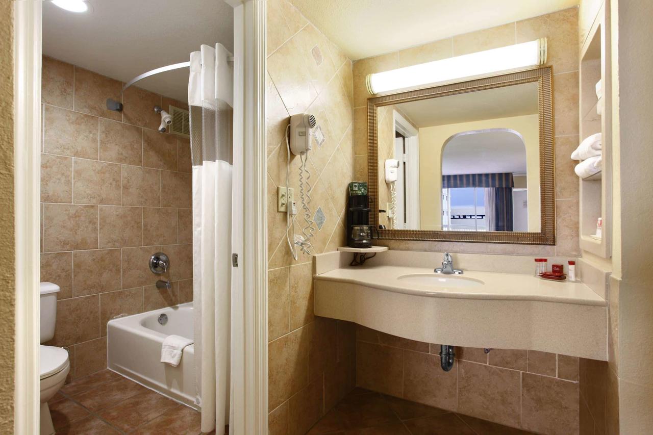 Ramada By Wyndham Hollywood Downtown - thumb 32