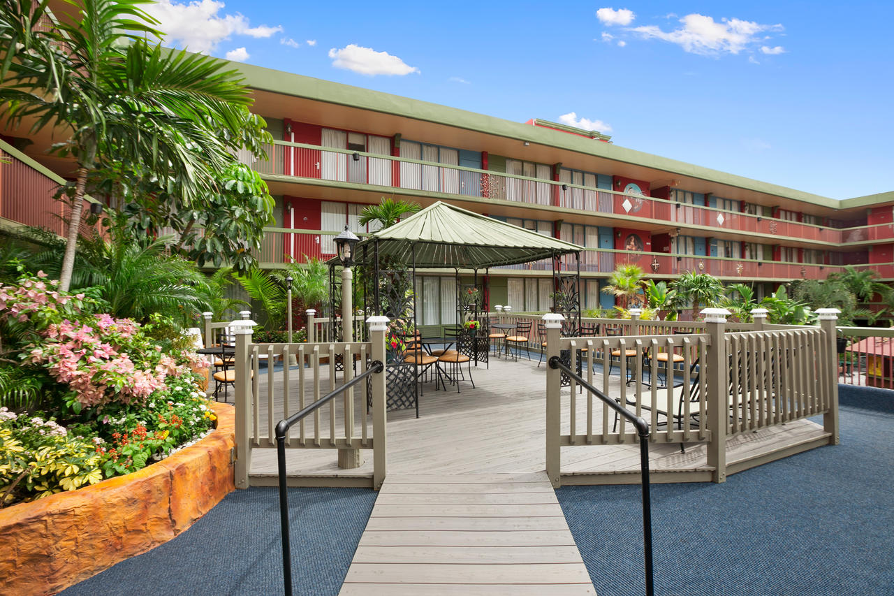 Ramada By Wyndham Hollywood Downtown - thumb 9