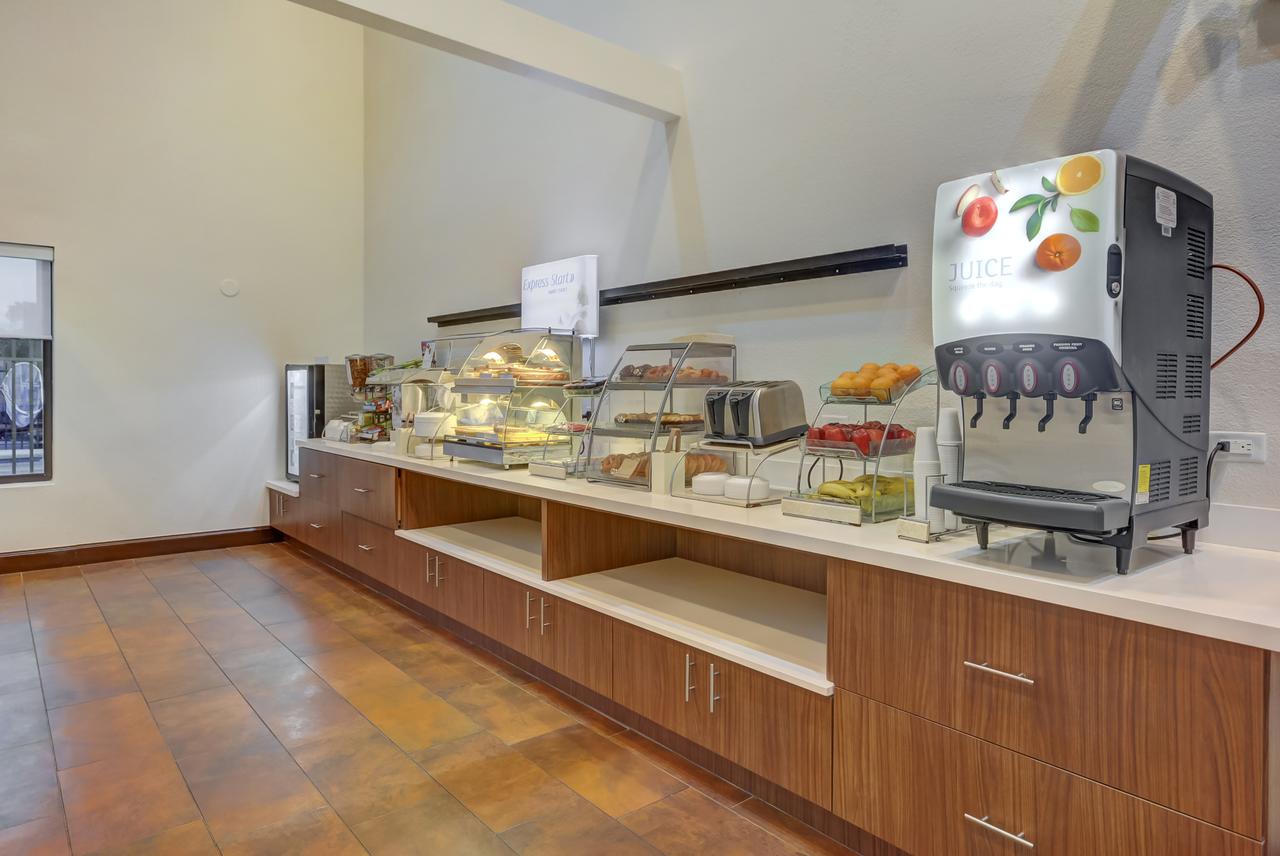 Holiday Inn Express Hotel & Suites Tampa-USF-Busch Gardens - thumb 24