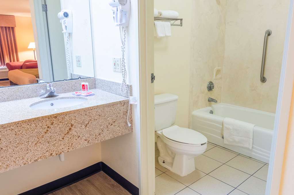 Econo Lodge Inn & Suites - thumb 8