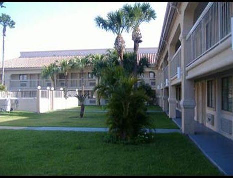 Plaza Inn And Suites - thumb 0