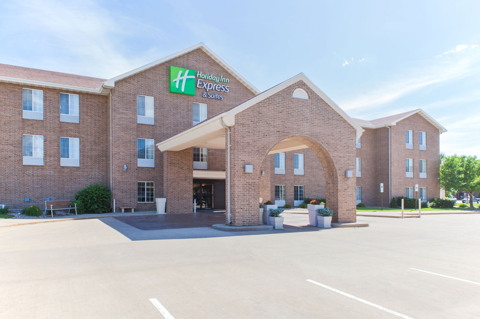 Holiday Inn Express & Suites - thumb 1
