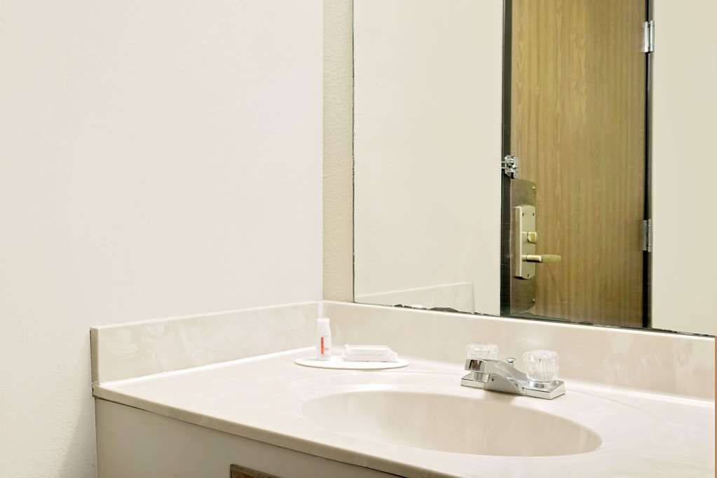 Super 8 Cloquet - thumb 7