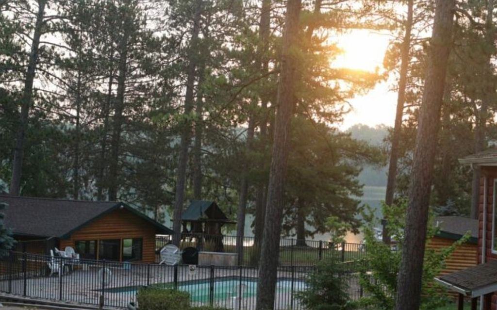 Eagle Bay Lodge - thumb 0