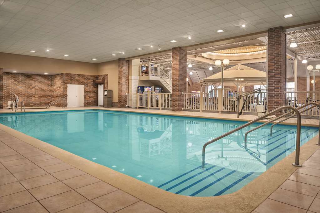 Radisson Hotel & Conference Center - thumb 6