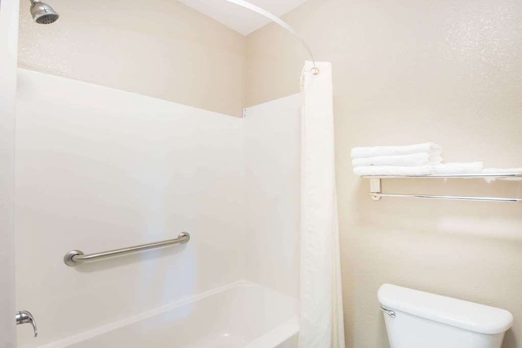 Super 8 Iola KS - thumb 5