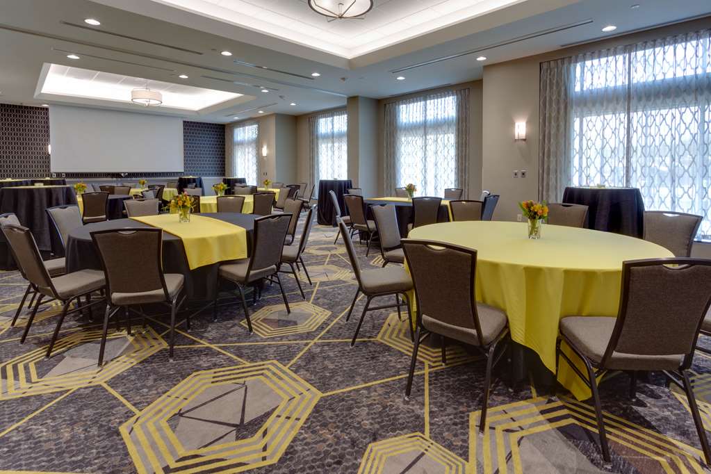 Drury Inn & Suites Pittsburgh Airport - thumb 10