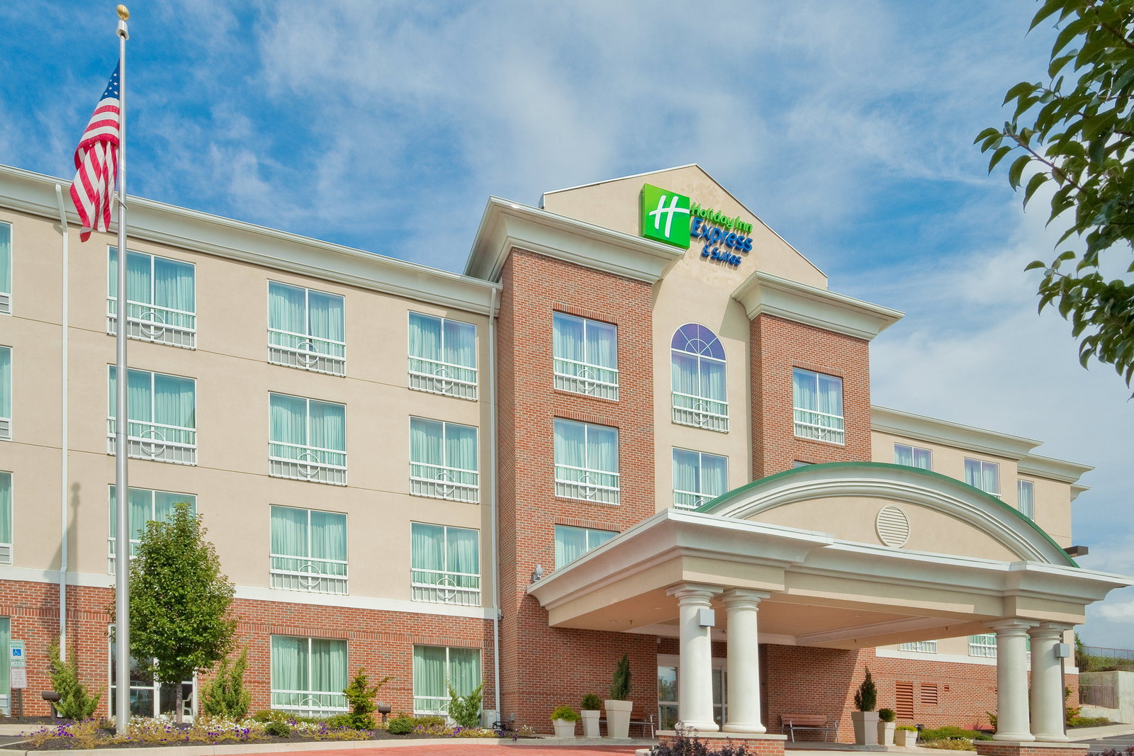 Holiday Inn Express Hotel & Suites - thumb 0
