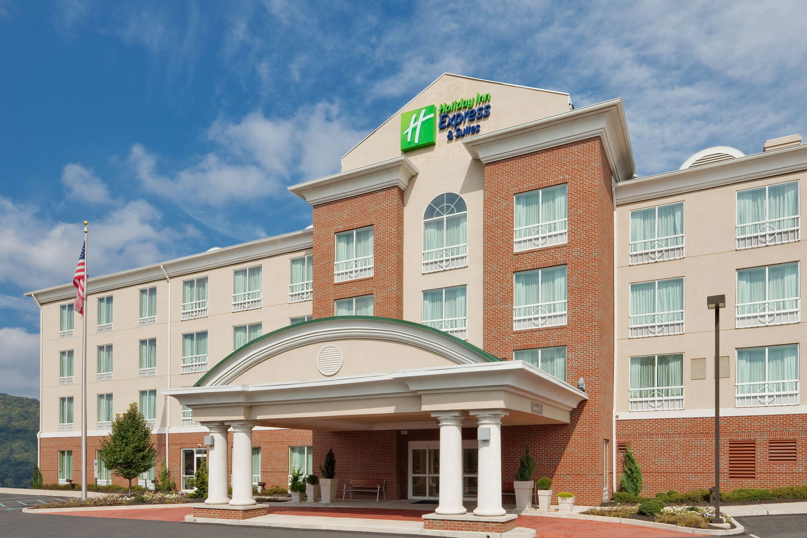 Holiday Inn Express Hotel & Suites - thumb 1