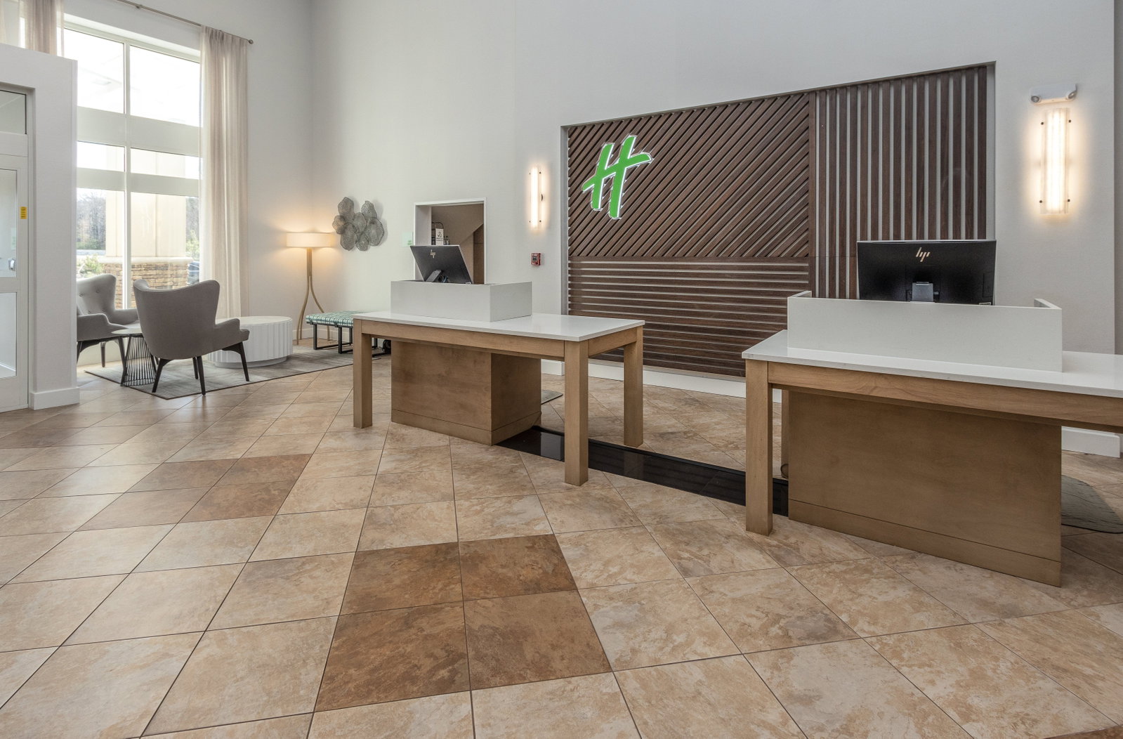 Holiday Inn Hotel & Suites - thumb 3