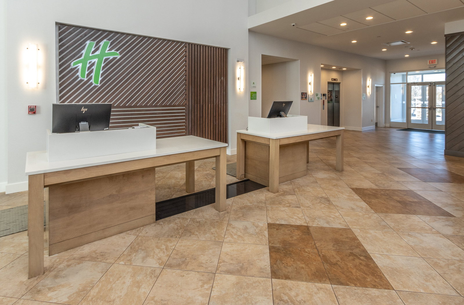 Holiday Inn Hotel & Suites - thumb 4