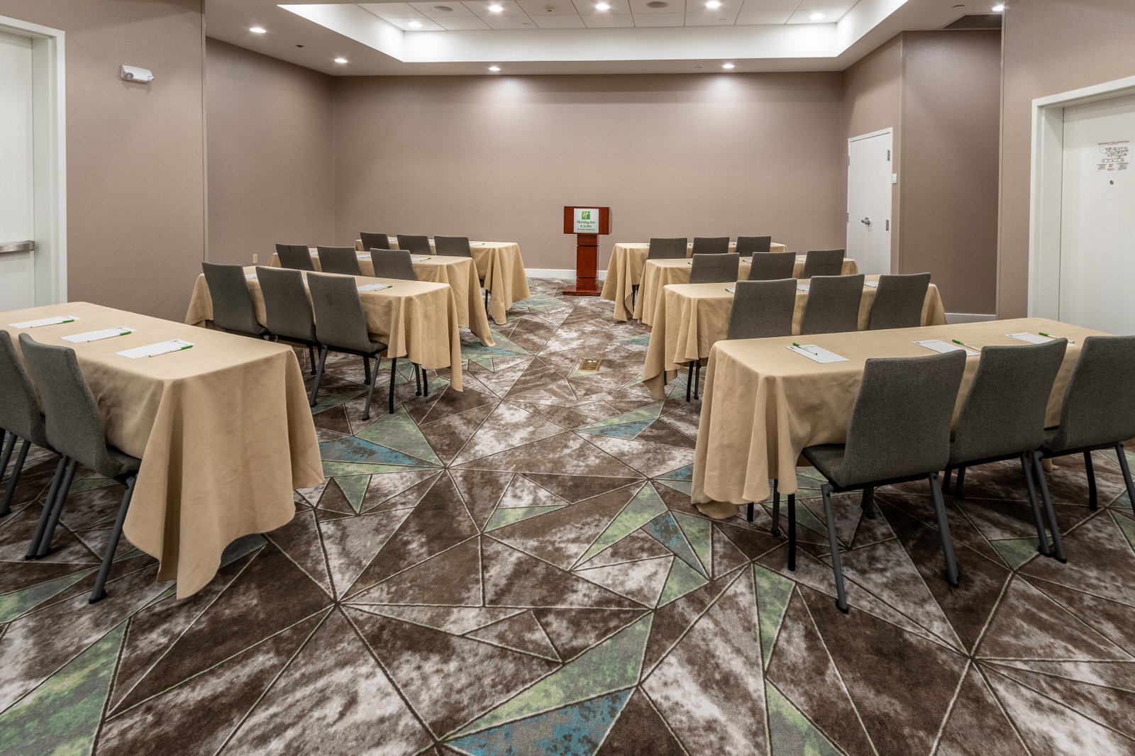 Holiday Inn Hotel & Suites - thumb 9