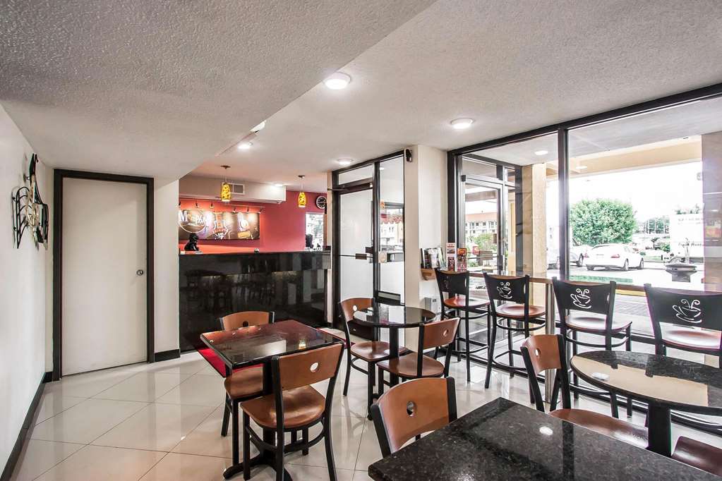 Econo Lodge Inn & Suites - thumb 4