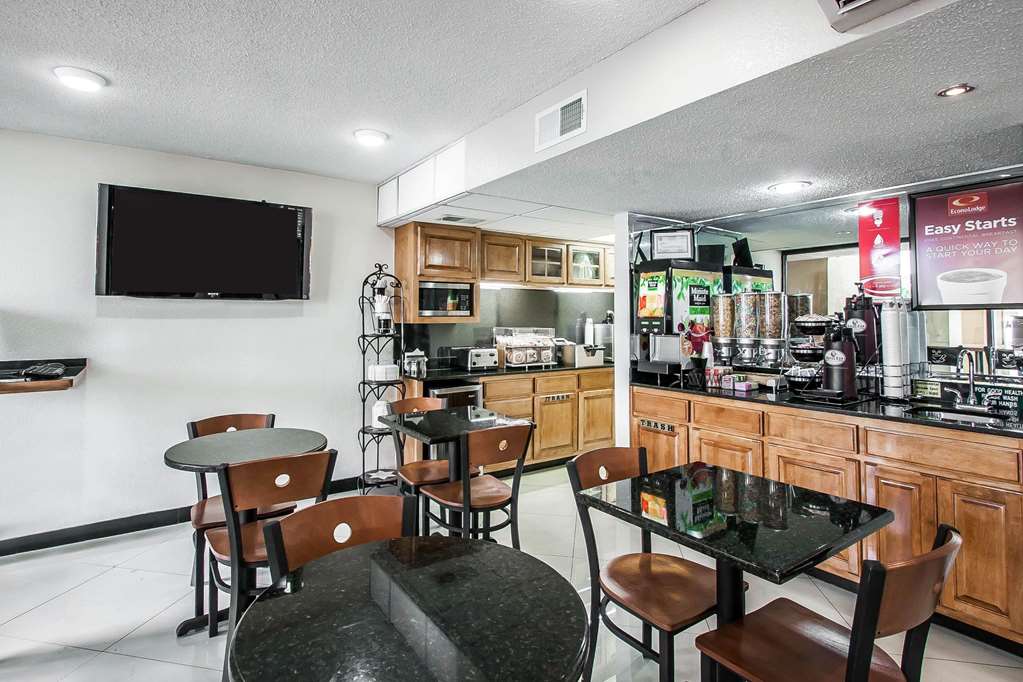 Econo Lodge Inn & Suites - thumb 6