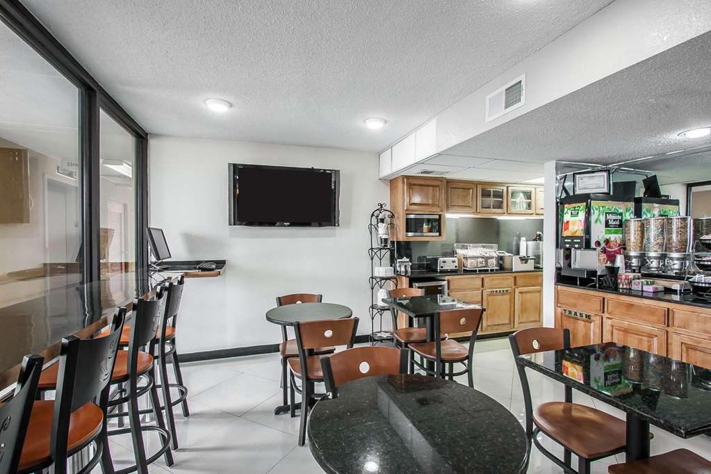 Econo Lodge Inn & Suites - thumb 8