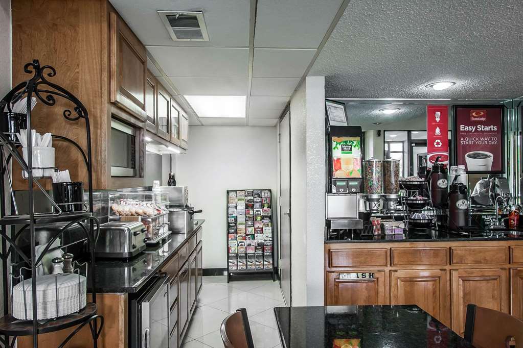 Econo Lodge Inn & Suites - thumb 9