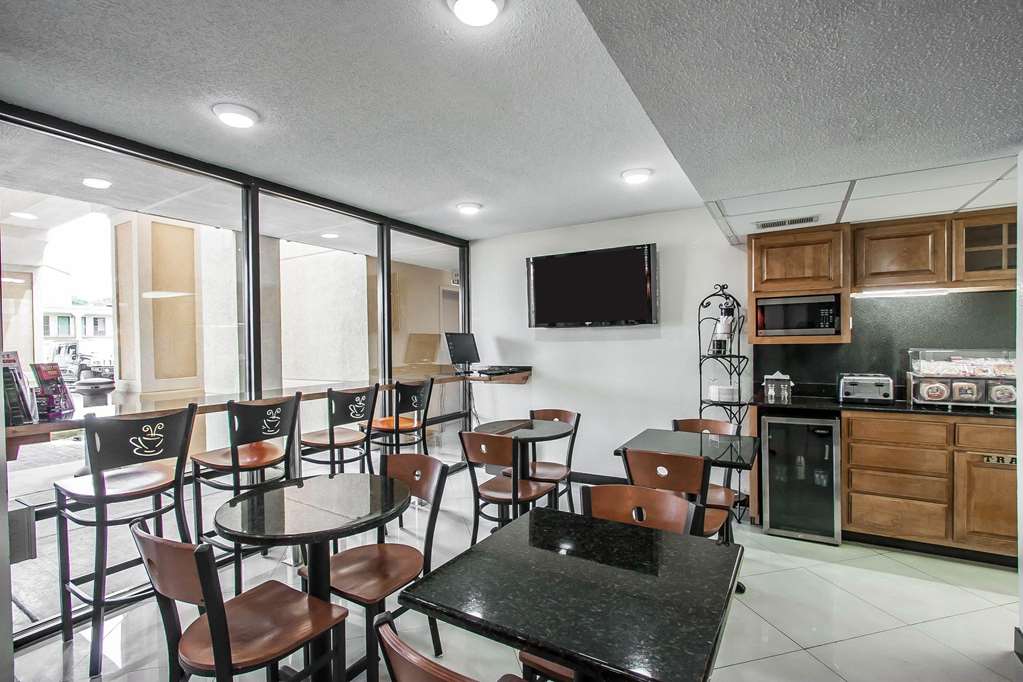 Econo Lodge Inn & Suites - thumb 10