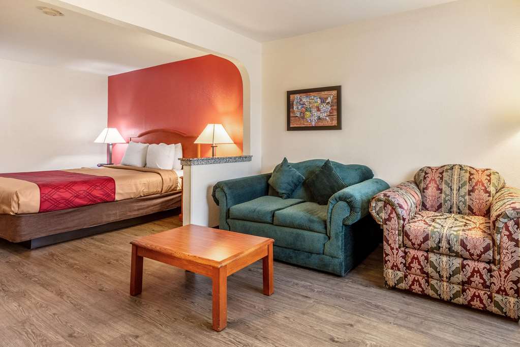 Econo Lodge Inn & Suites - thumb 12