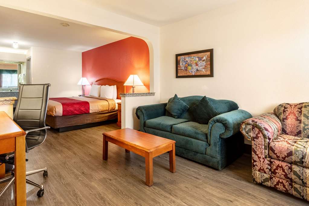 Econo Lodge Inn & Suites - thumb 13