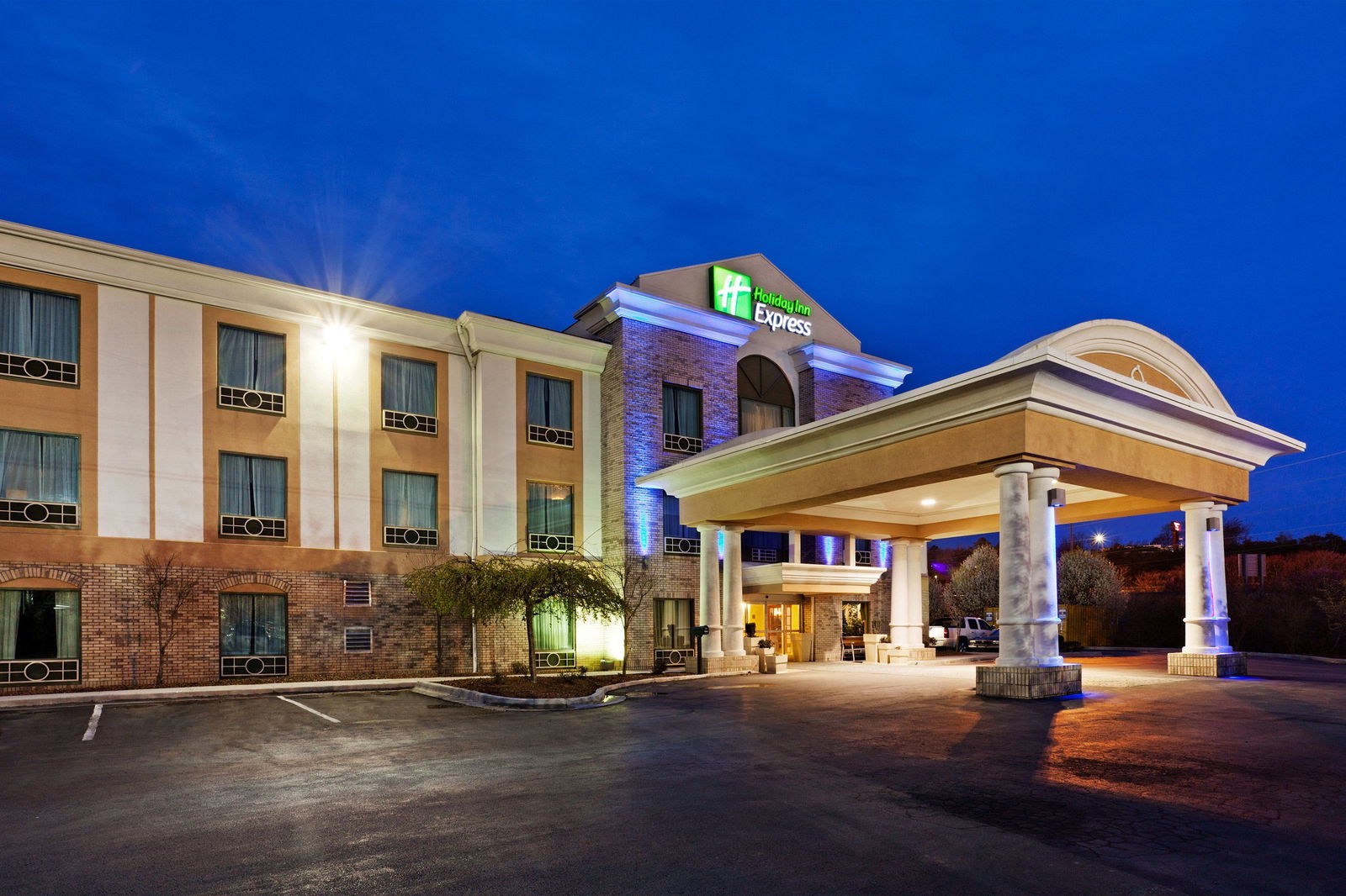 Holiday Inn Express & Suites - thumb 1